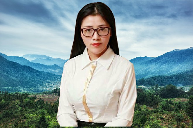 美女眼睛紧紧盯着这个漂亮女人，心说哪里杀出个程咬金