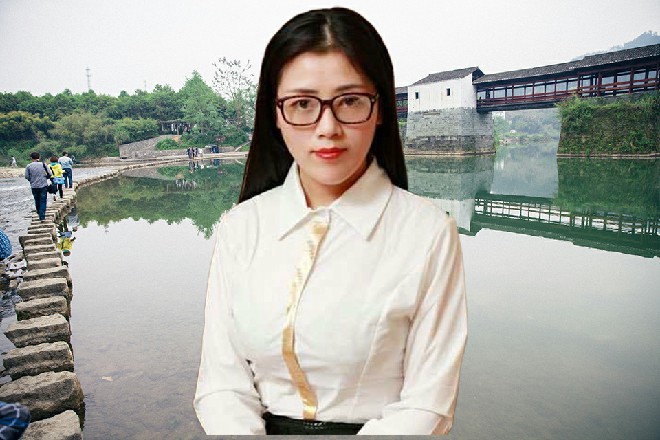 他忽然抬起手掌来，冲着自己的天灵盖，就狠狠地拍了下去