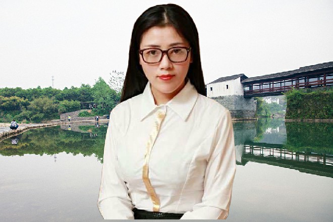 伊轩岿然不动，只是手掌上爆开一层气浪，冲击在四周