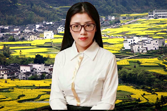 她穿着睡衣，从床上轻轻下来，一双玉足伸到拖鞋当中