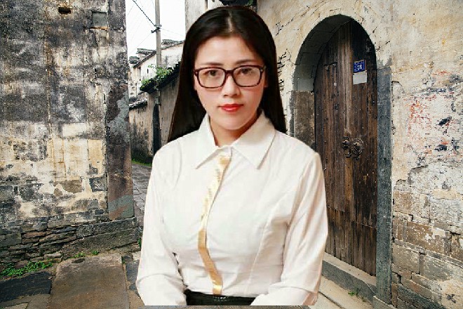 这次轮到帽衫男狠狠撞在了铁网上面，他眼中闪过一抹亮光