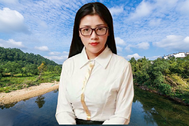 但艾伦一点都没有放松，她召唤出两把光锤，握在手中
