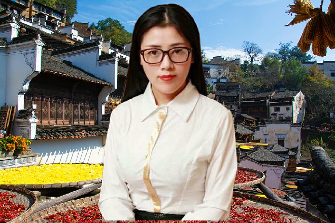 红色妖姬的双眼都流露出了两股金色的光芒，仿佛探照灯一般