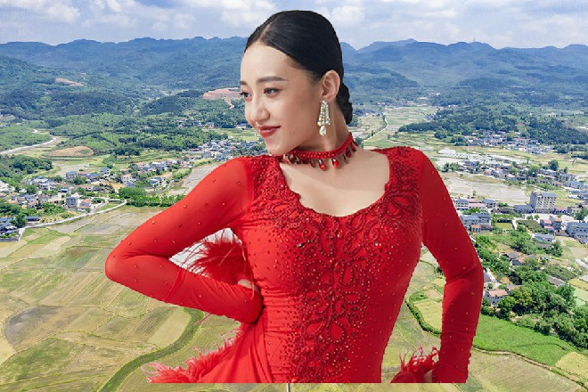 小俊很开心地对苏曼s表示感谢，这一下真的太让他长面子了