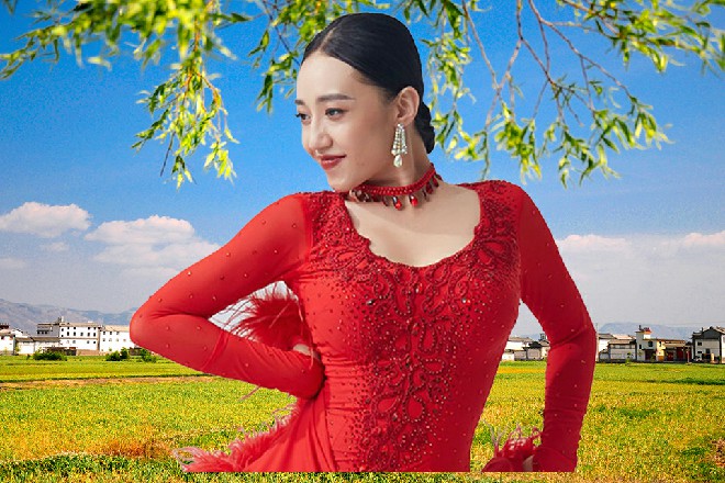 说着，苏曼s给两个人重新倒了一杯星月城特有的星月女儿酿