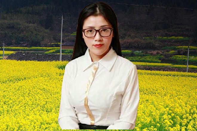 十把金色的长剑重新出现在他的身后，慢慢地旋转着