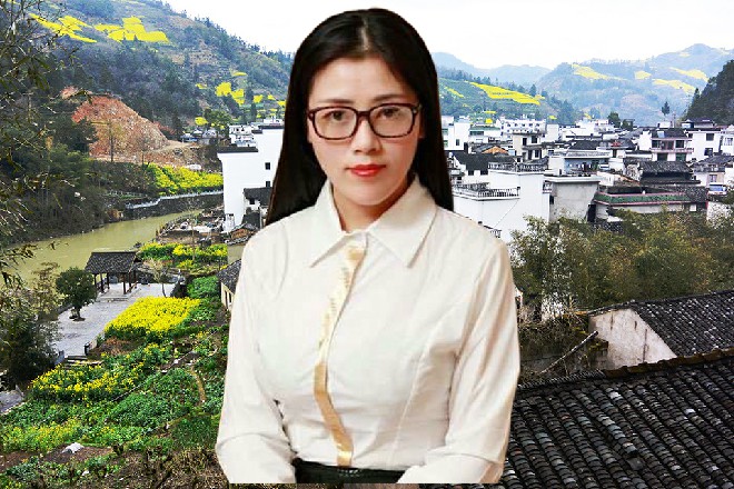 红色妖姬倒立在地上，伸出双手，撑着地面，不断做着起伏动作