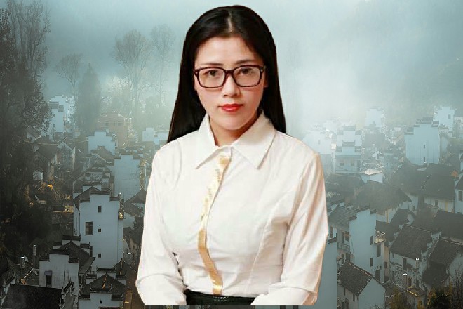 说话间，算命先生拿出扇子，轻轻煽动丹炉下的火焰