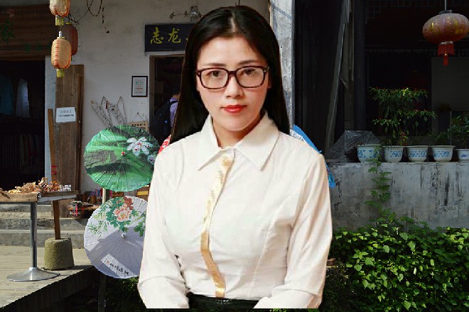 荷娜毫不犹豫，下意识地就抓稳了战舰外面的栏杆位置