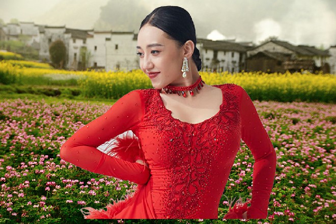 说完，这美少女直接走了过来，看到了坐在车里的伊轩
