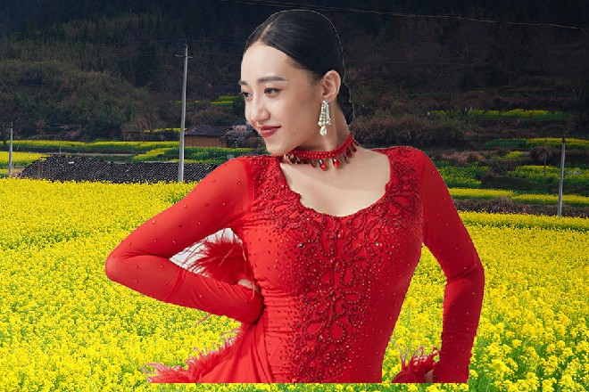 娜塔莎突然把棍子一丢，然后身子一矮，撞在了朱雀的身上