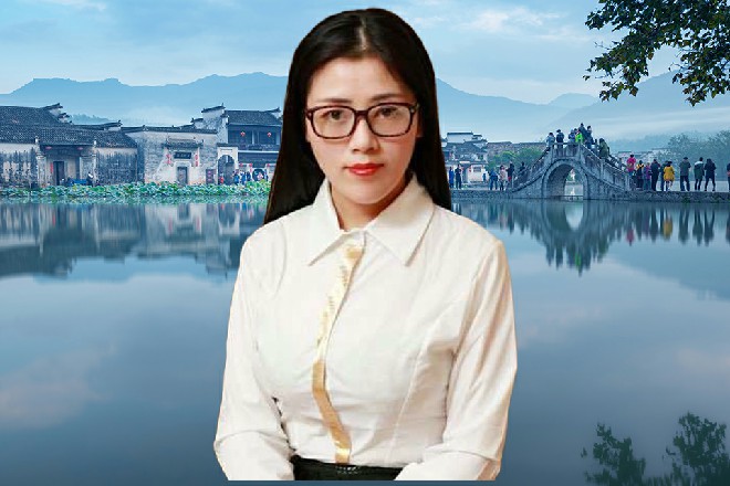苏曼s翻开旅行箱，从里面抽出一件黑色的特战衣，穿在了身上