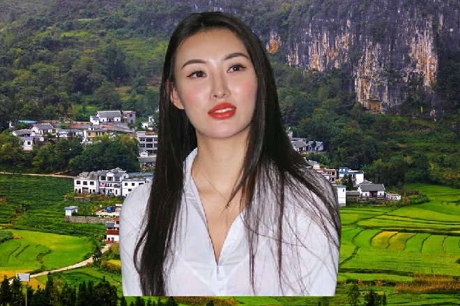 他躺在地上，有点狼狈，身上冒着黑烟，整个人都被烧焦了