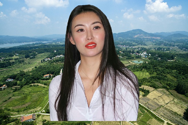 阿拉斯加犬有些不舍地从王玥身上爬下来，站在旁边摇着尾巴