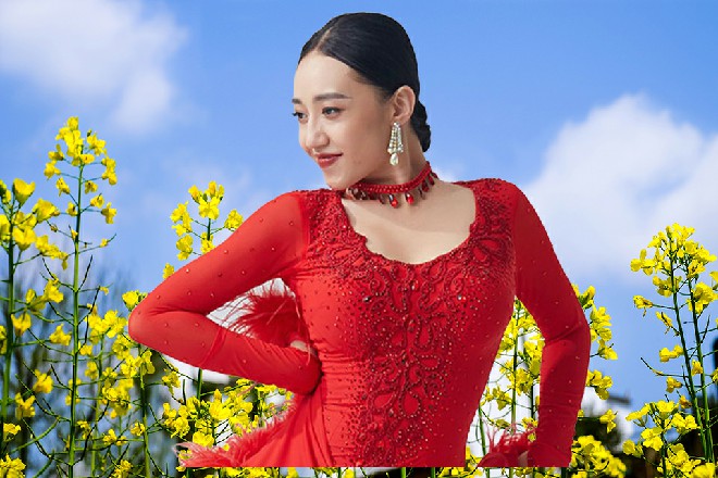 此时红色妖姬和罗芙两个人渐渐停了下来，周围开始传来了掌声