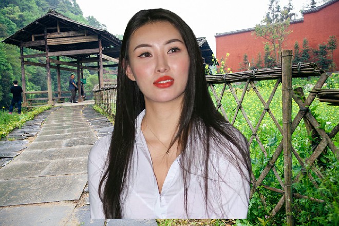 他双掌拍在了大剑的两边，如同铁钳，牢牢夹住了这把大剑