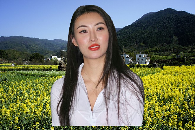 他身上披着黑色的忍者服，脖子上系着一条红色的围巾