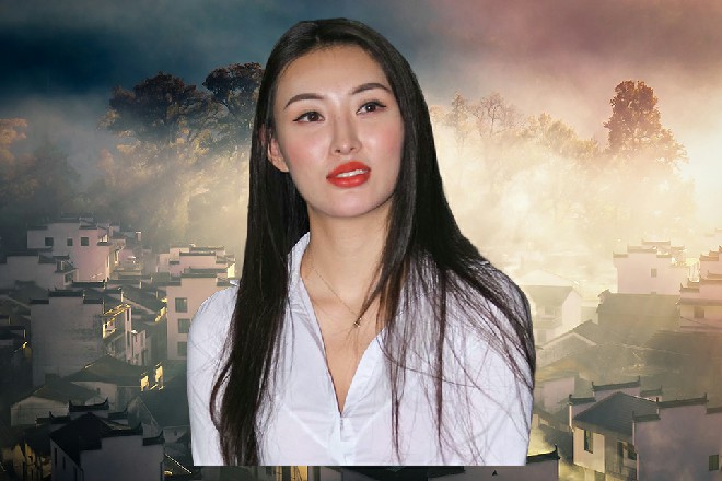很快，他身体就笼罩在一套全覆式的褐色龙纹铠甲之中
