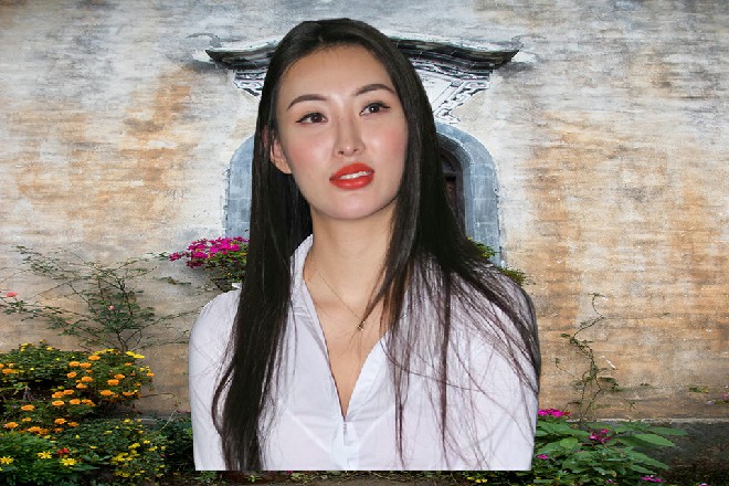 偏偏两个女人都被他救过，知道他的力量，也不好吐槽什么