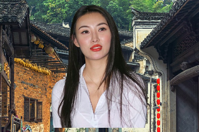 同时，他身上压缩的力量也到了极致，被他双手推了出去