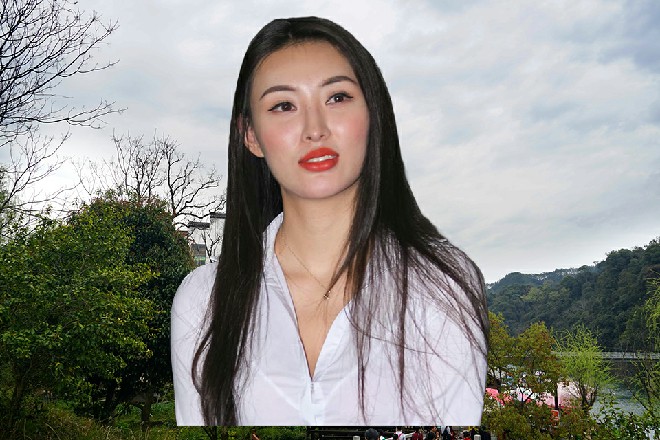 他身上肌肉线条分明，就算王玥也忍不住多看了两眼
