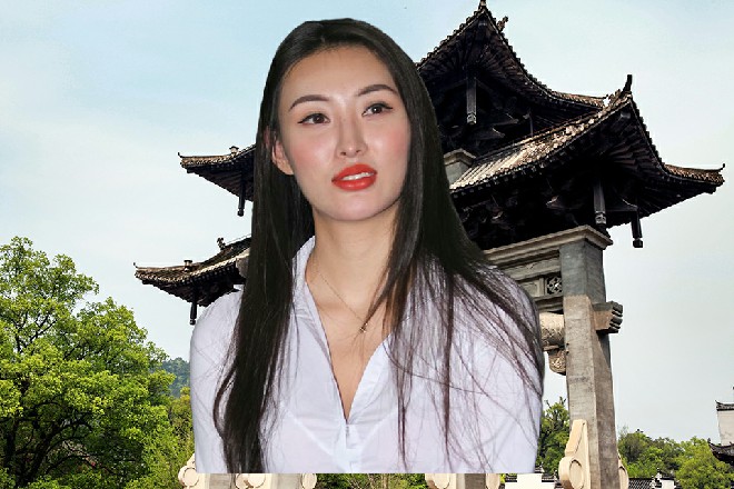 说着，他手中长刀撩了几个刀花，然后向着若依劈砍过来