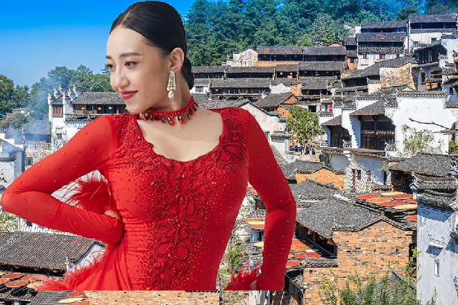 红色妖姬一共八只手臂，外加两条腿，不断抵挡着三个人的攻击