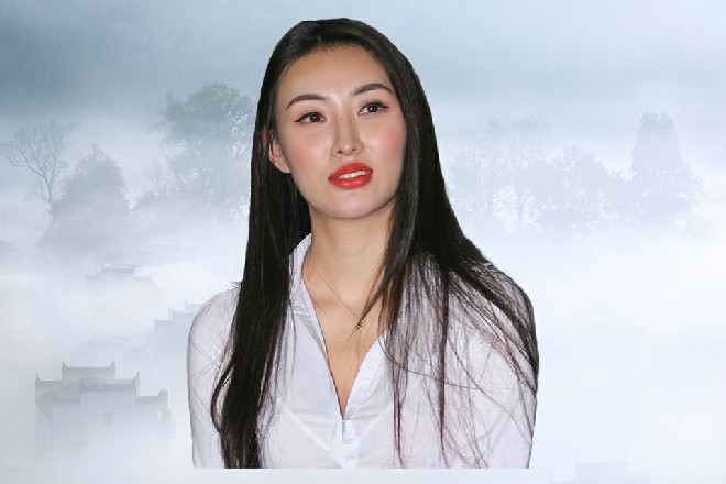 就在这时候，女恶魔忽然飞了出来，漂浮在伊轩的面前