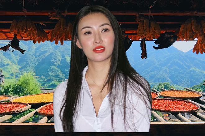 娜塔莎一回头，看到苏曼s正坐在她身后的沙发上，面带笑容