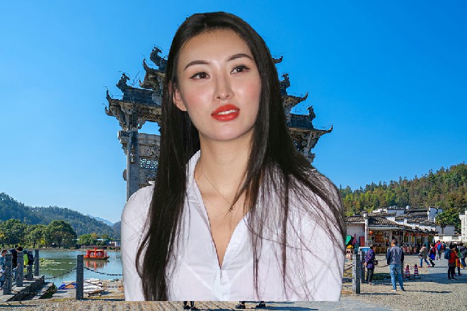 十几个男子都拔出了武器，跟着周围的恶魔打成一团