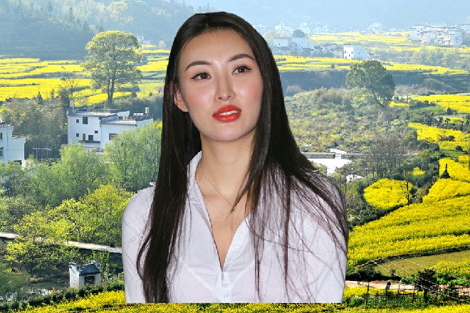 而就在这时候，若依忽然抬起头来，眼神中闪过一丝欣喜