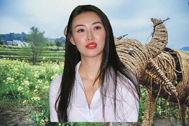 伊轩一伸手，手镯重新变成了一把黑剑，被他握在手中