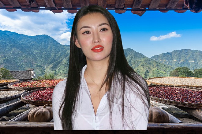 但娜塔莎身在半空，却端着巴雷特狙击枪，枪口对准了王玥