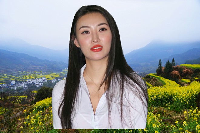 掌法还没落下，老叫花子身上的衣服就跟着飞舞起来
