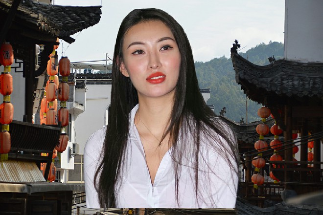 他转身一瞧，发现阮玲站在旁边，面色苍白地看着他们