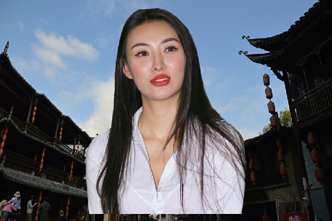 两个人正在大快朵颐的时候，外面忽然响起一阵喧闹声
