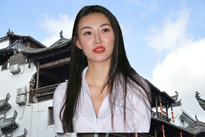 他跳进来之后，双脚踩在桌子上，笑眯眯地看着诺曦S