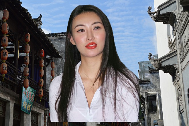 红色妖姬忽然长出了三头八臂，直接挡住了左小龙的一气化三清