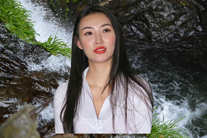 红色妖姬说着，手指上爆发出一股力量，直接震在这斧子上面