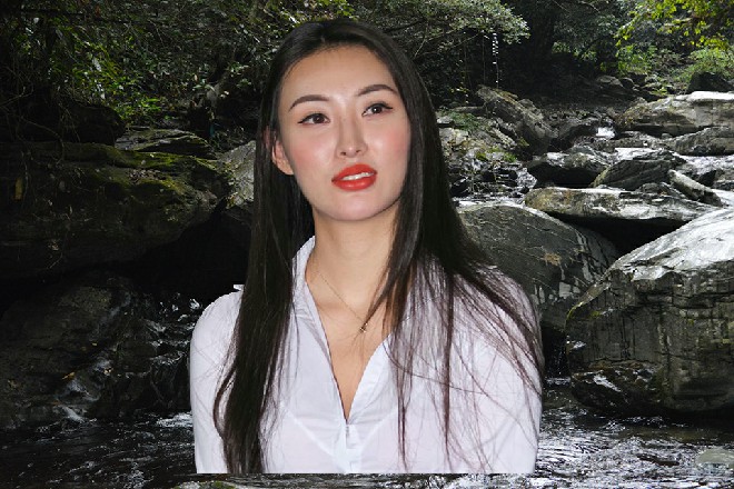 大A惨叫起来，滚倒在地上，听声音，明显是骨折了