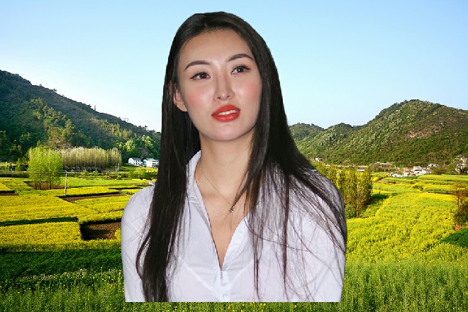 容小薰似乎在注意什么，没有察觉，而苏曼s却有点心跳加快
