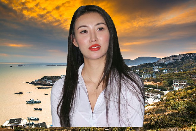 而就在这时候，青梅正在房间里，两个侍女给她打扮梳妆