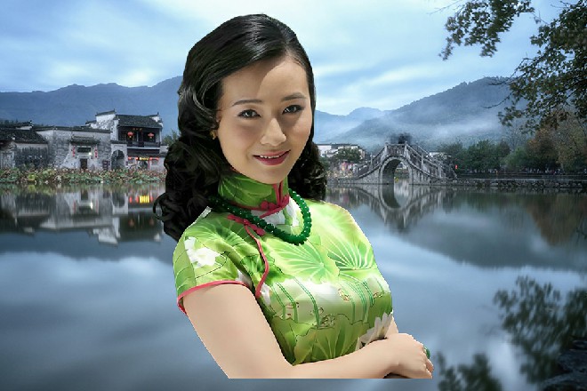 三两个女学生一起尖叫，然后往台上丢钱，让皮特脱衣服