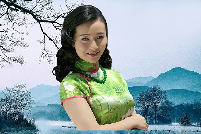 而这时候，美女低下头来，和自己的目光撞到了一起
