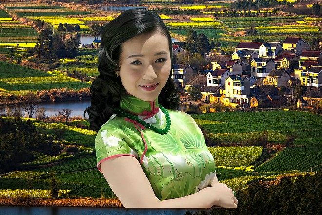 他上身是人类，下身则是龙爪，身上还缠绕着一些火焰