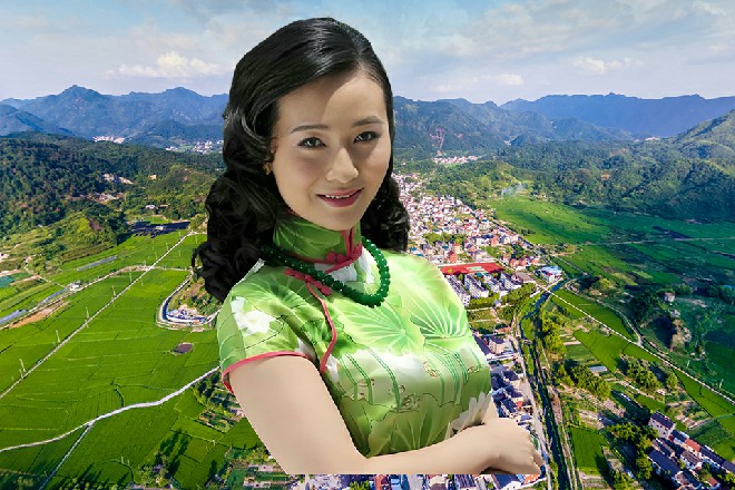 红色妖姬还是保持着虎人的姿态，毕竟他还不想完全暴露自己