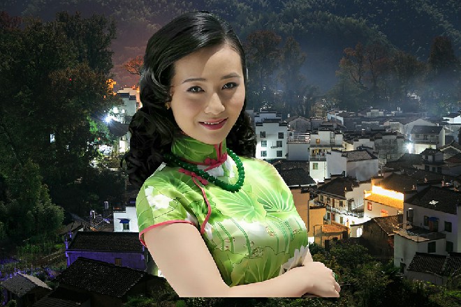 十把金色的长剑重新出现在他的身后，慢慢地旋转着