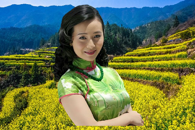 是苗甜的声音红色妖姬二话不说，赶忙先把手枪藏到自己身后