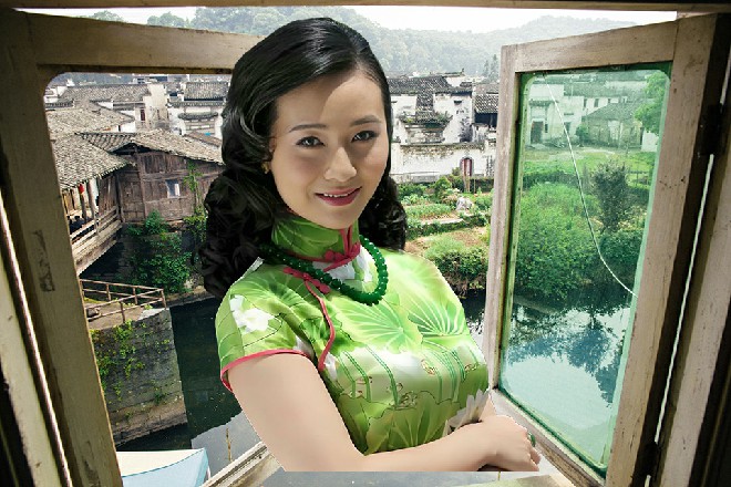 一团气劲出现在红色妖姬的手中，锁住了那牧先生砸下来的大剑