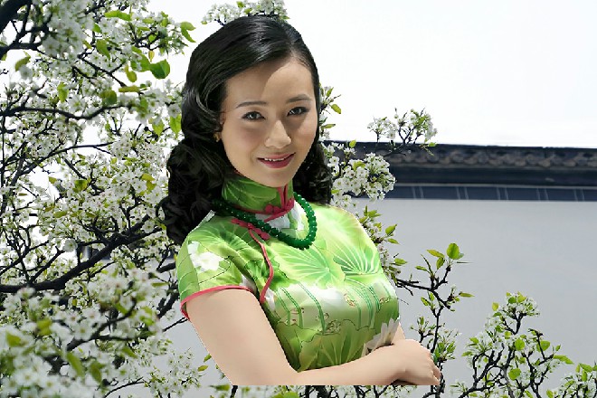 这时候若依走过来，从后面轻轻抱起王玥，把她举了起来